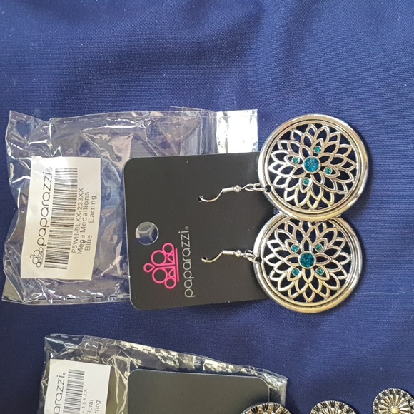 Paparazzi ear ring bundle - Picture 2 of 3